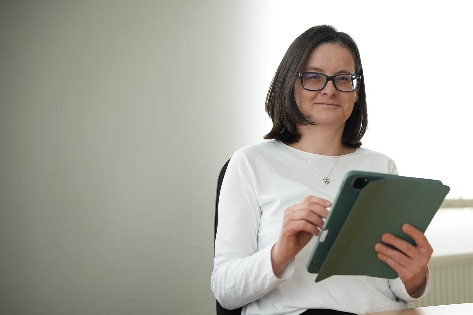 Steuerberaterin Lydia Voss im Steuerbüro in Zeuthen mit Tablet